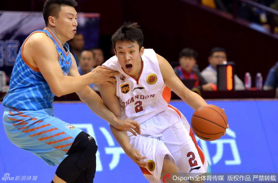 丁彦雨航受伤倒地瞬间，手捂膝盖表情痛苦，令全场球迷揪心不已。