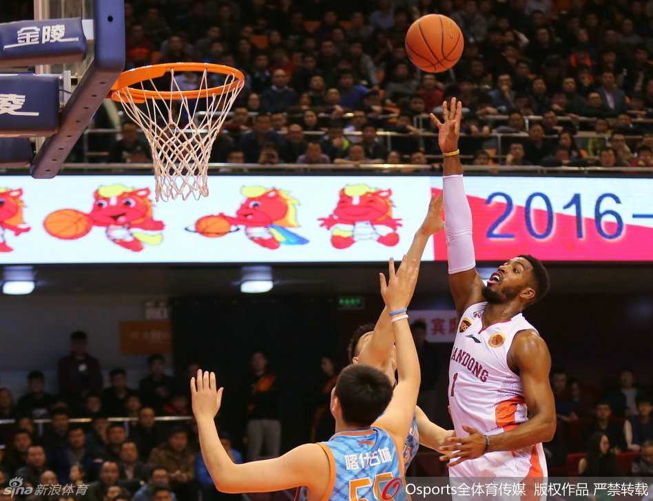 周琦旱地拔葱般的跳投，迎着防守人柔和出手，篮球划出完美弧线。