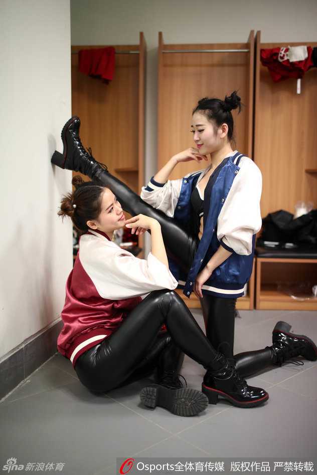 这位宝贝展示超高难度的“腿咚”，身体折叠成不可思议的角度，皮裤勾勒出的紧绷线条感，完美诠释了力与美的极致融合。