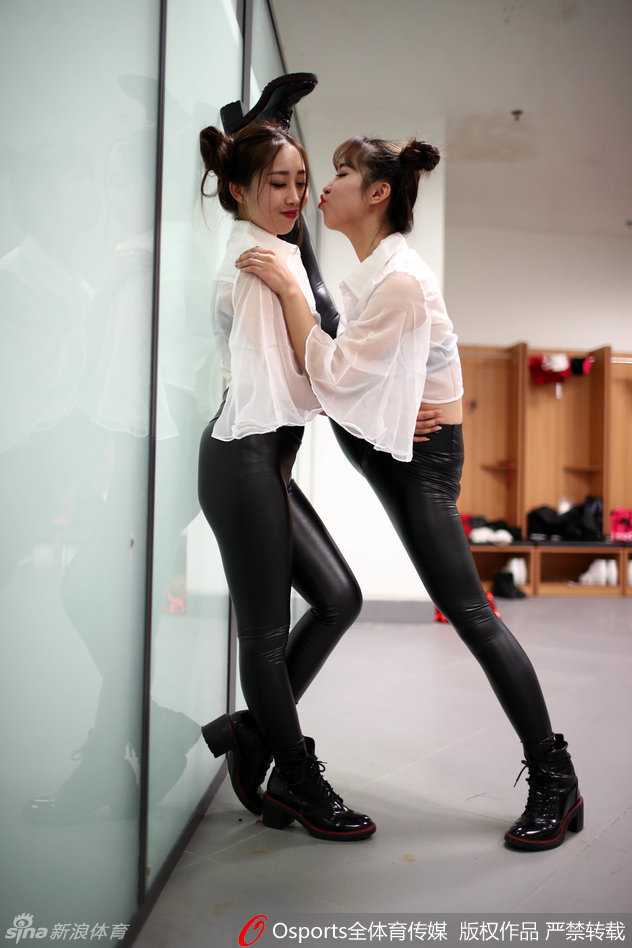 高难度托举动作，这名宝贝在队友的支撑下腾空而起，展现出完美的核心力量和团队间的绝对信任，宛如一只轻盈的飞燕。