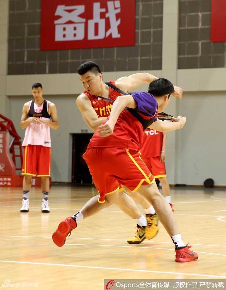 赵岩昊灵巧地摆脱防守，赵大鹏在身后紧追不舍，两人在广厦就是队友，在国家队则化身相互砥砺的对手