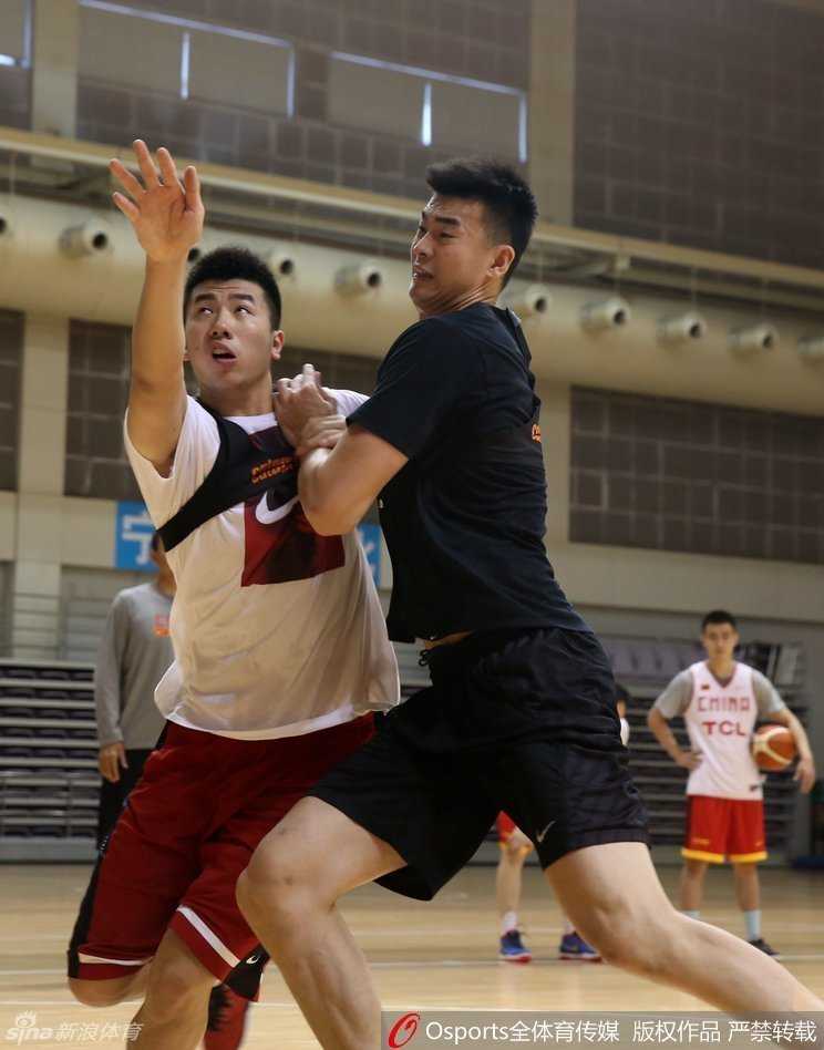 王哲林利用梦幻脚步试图转身抹过贾诚，贾诚则压低重心死死顶住下盘，仿佛在演绎现实版的力量与技术的舞蹈