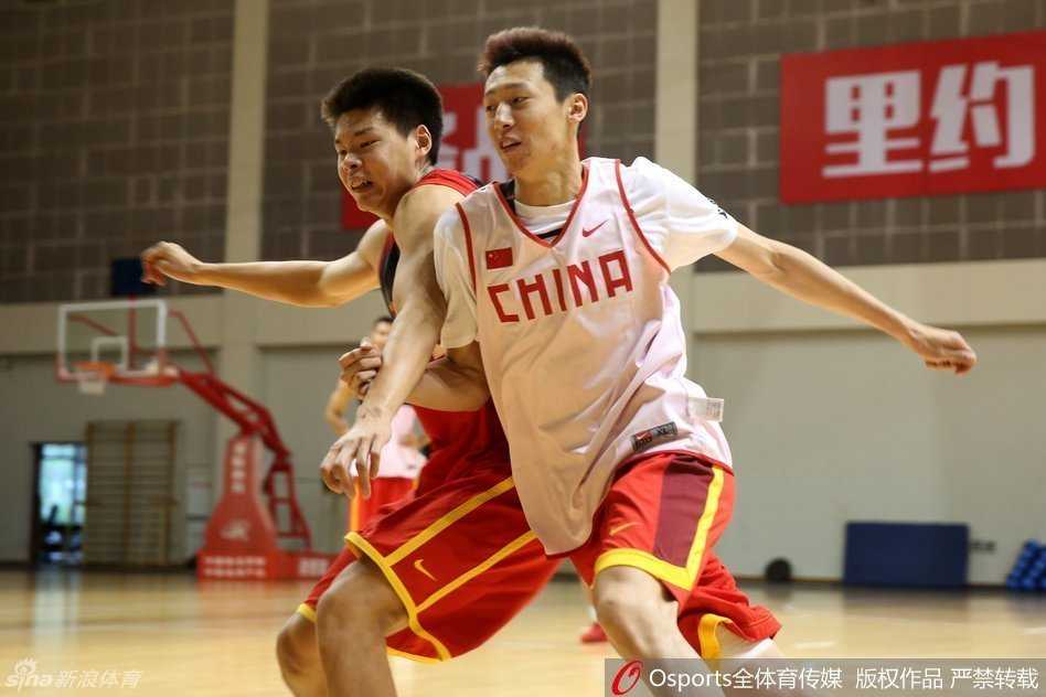 主教练宫鲁鸣双手抱胸神情严峻地站在场边指导，他的目光如炬，仿佛要将弟子们的每一次失误都刻在心里，成为进步的阶梯