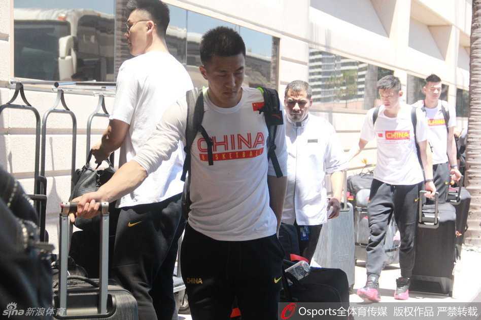 后卫睢冉在队伍中神情专注，坚毅的目光预示着他在防守端将全力以赴，为球队注入强硬因子。