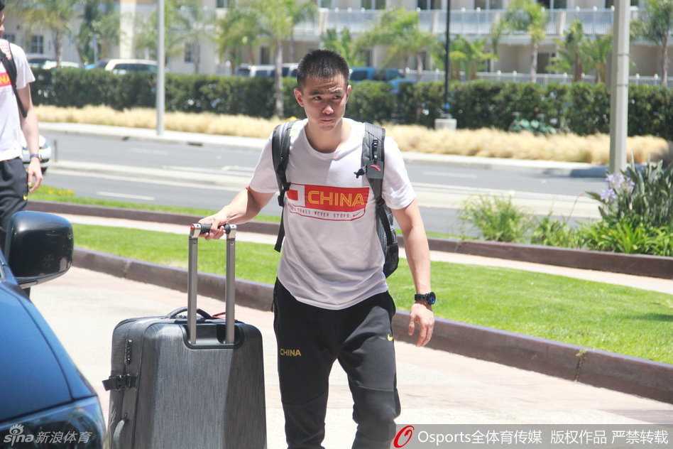 周琦略显疲态地出现在人群中，长途飞行和高强度特训后的身体消耗写在脸上，但他仍是内线未来的希望。
