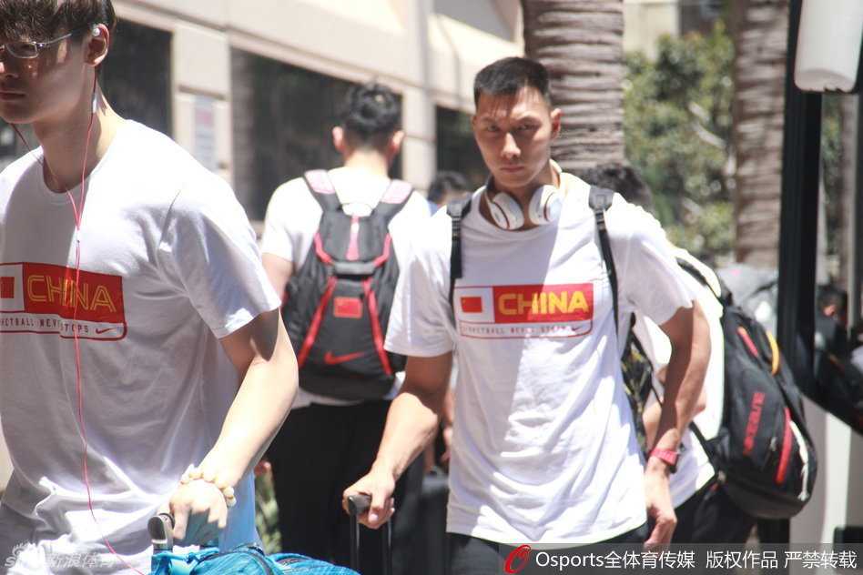 男篮领军人易建联走出通道，神情轻松自若，帅气逼人，面对镜头展现出核心应有的从容与霸气。