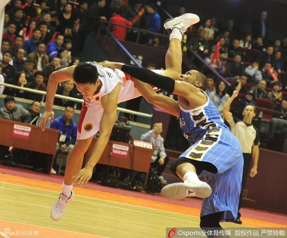 众将倒地后，裁判鸣哨示意犯规，双方队员情绪激动地聚拢，北京队球员试图拉起倒地的莫里斯。