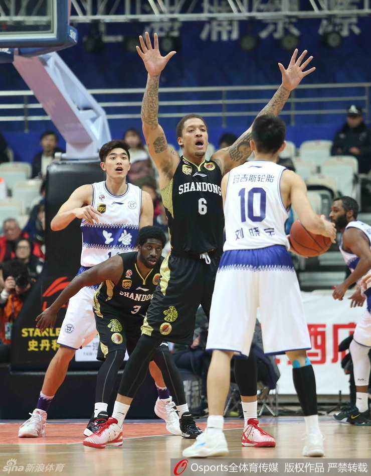 比斯利持球推进，面对旧主的防守毫不手软，浑身散发着超级得分手的霸气。