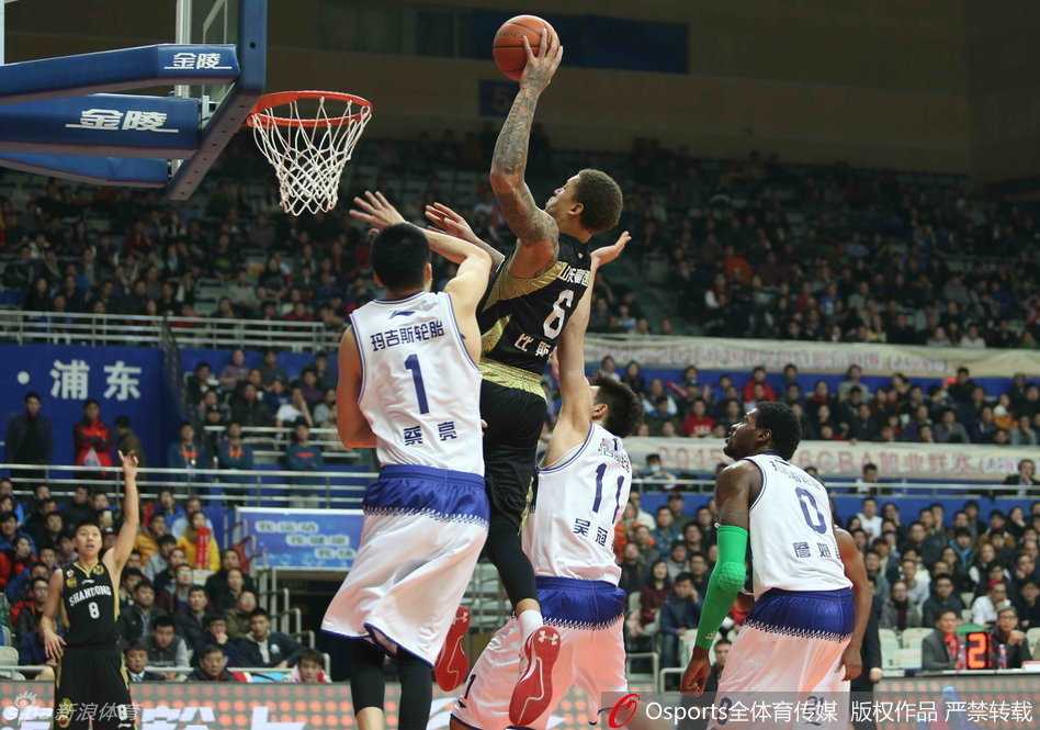 面对比斯利的严密盯防，刘晓宇毫无惧色，嘴角含笑，眼神中透露着坚定与从容。