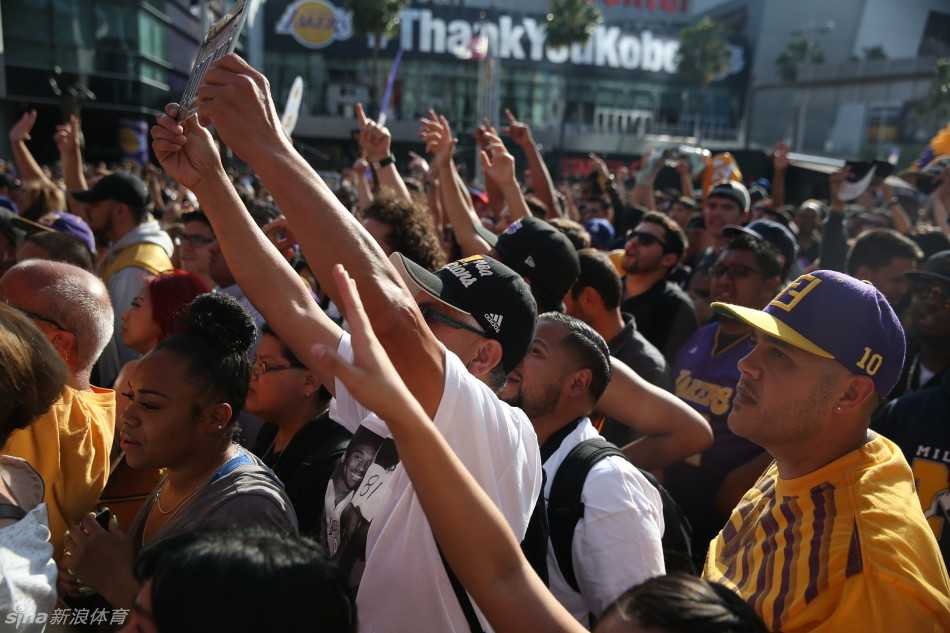 比赛结束后，斯台普斯中心上空飘下金色的纸屑，科比抱着家人在场中央享受万众欢呼，身后的大屏幕定格在他砍下60分的辉煌数据上。