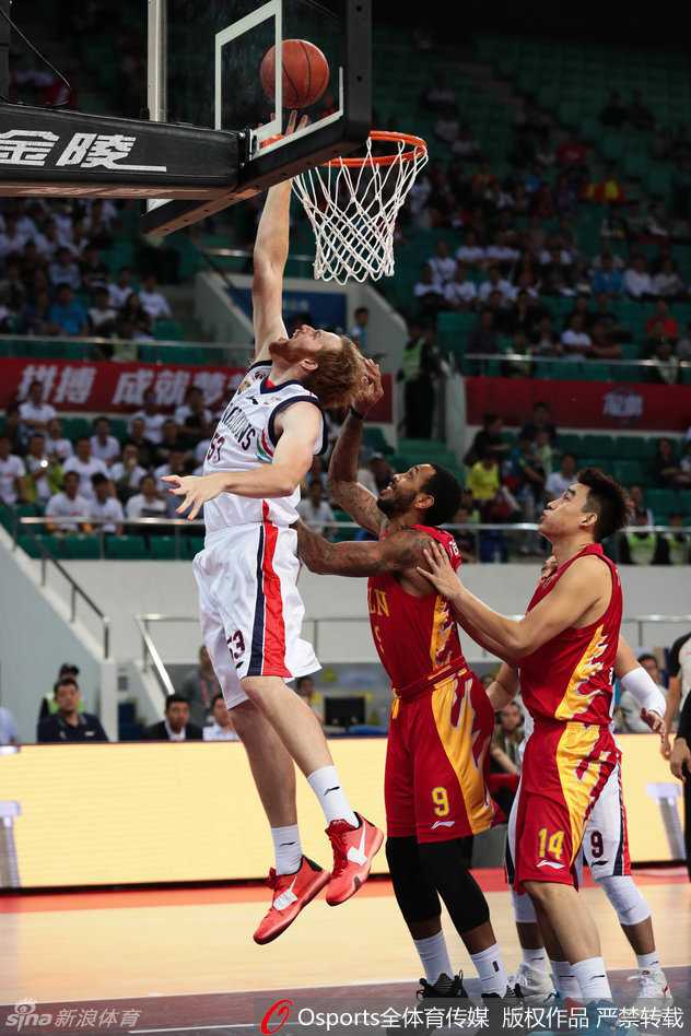 在皮球即将飞出边线的瞬间，一名球员奋力扑出，单手将球捞回场内，自己则重重摔倒在地，用奋不顾身的救球诠释着对胜利的渴望