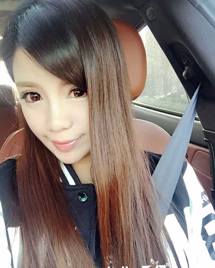 阳光洒在王俪婷甜美的侧颜上，她闭眼感受着异国的微风，画面恬静得就像一部青春电影的海报。