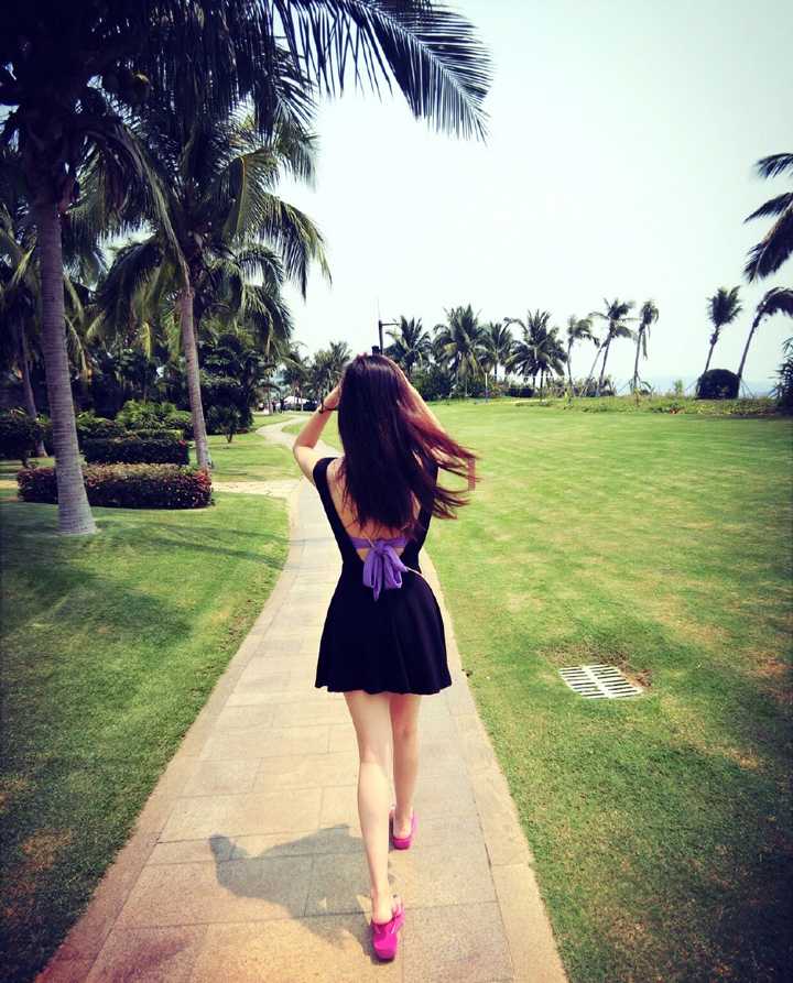 一张充满生活气息的抓拍，王俪婷在街边小店驻足，阳光透过树叶在她身上洒下斑驳光影，此刻的她不是谁的谁，只是一个享受旅途的自由灵魂。