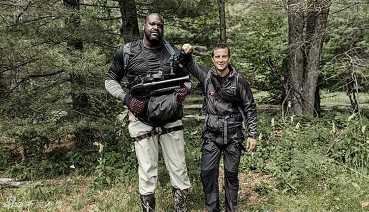 走出了荒野的荆棘，贝尔与姚明身着正装，在英国威廉王子的接见中展现出另一番风采。这一刻，荒野的粗粝化为荣誉的勋章，三人相谈甚欢，共同传递着探索与环保的理念。