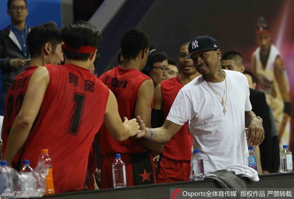 全场焦点艾弗森身着黑色休闲装站在场边指挥若定眼神依旧犀利