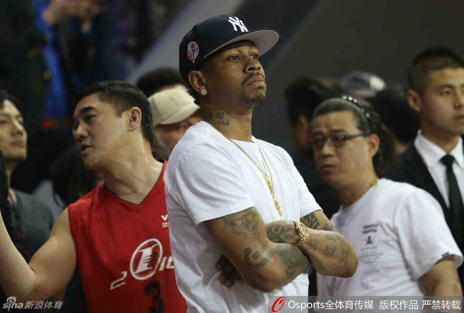 闪亮登场艾弗森入场时举手致意标志性的大项链格外醒目