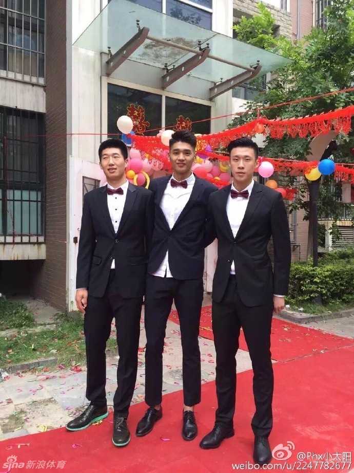 身穿粉色衬衫的伴郎团成员们集体表情搞怪，他们作为新郎的坚强后盾，为了帮助吴楠顺利迎娶新娘，在游戏中奋力拼搏，场面欢乐十足。