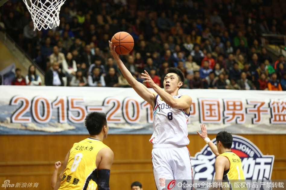 青岛队外援邓特蒙持球强行突破，面对防守悍将上演高难度上篮