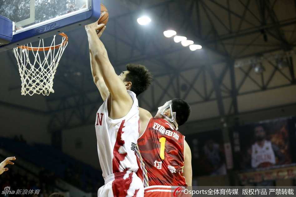 韩硕左手轻轻一挑，篮球越过防守者指尖温柔落入篮圈