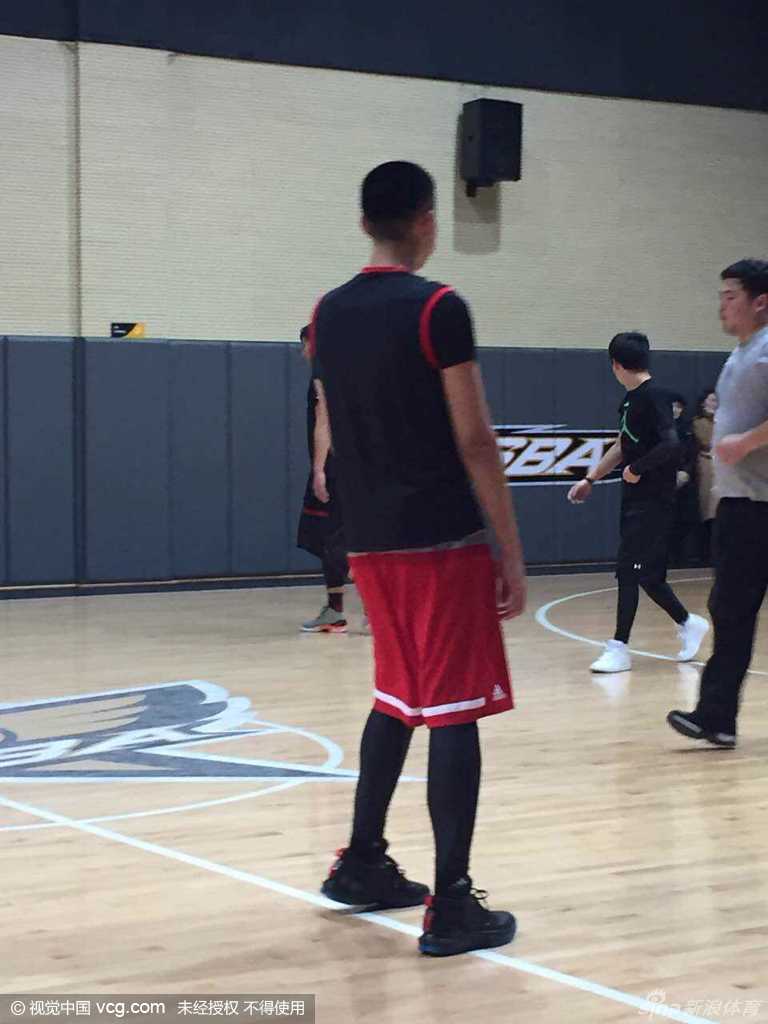 吴亦凡在场上积极跑动卡位，举手要球，全身心投入到激烈的对抗中