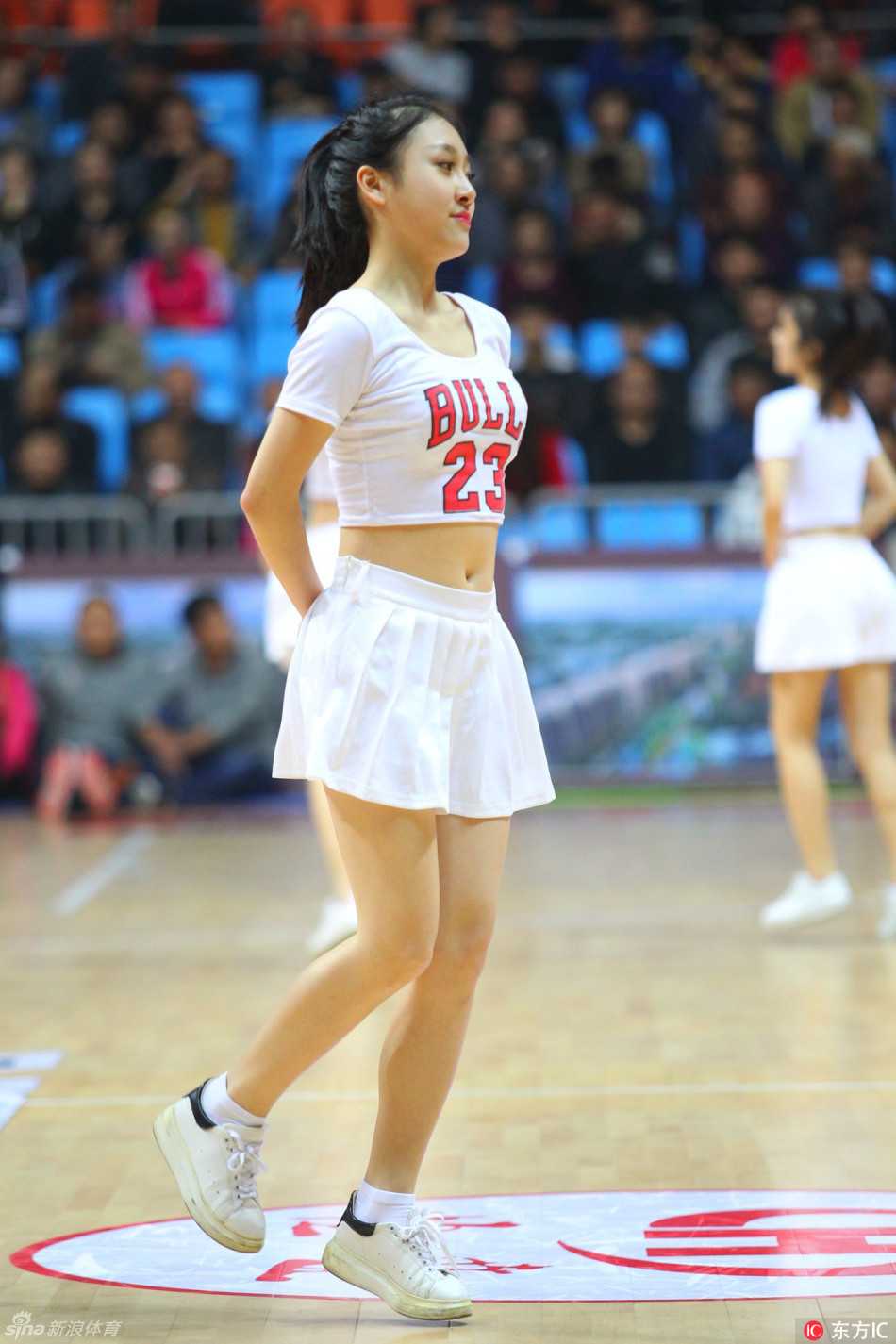 在迷幻的灯光下，宝贝们扎着高挑的马尾，露出光洁的额头。她们双手轻摆，身体律动，脸上洋溢着甜美的笑容，散发出健康阳光的青春气息。