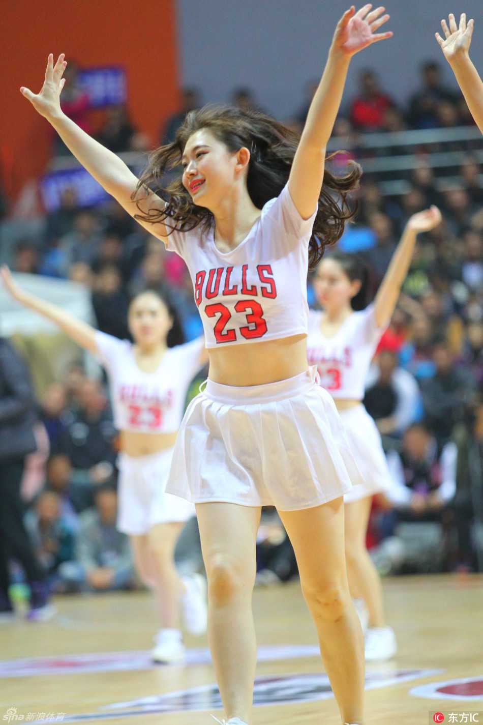 女孩们扎着利落的马尾，身着蓝白相间的动感套装，随着音乐节奏高高跃起。那一瞬间，她们仿佛摆脱了地心引力，整个赛场都成了她们的背景板。