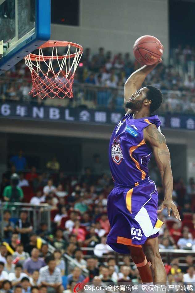 快攻中，球员单臂高高举起篮球，如同滑翔机一般飞向篮筐，完成劈扣。