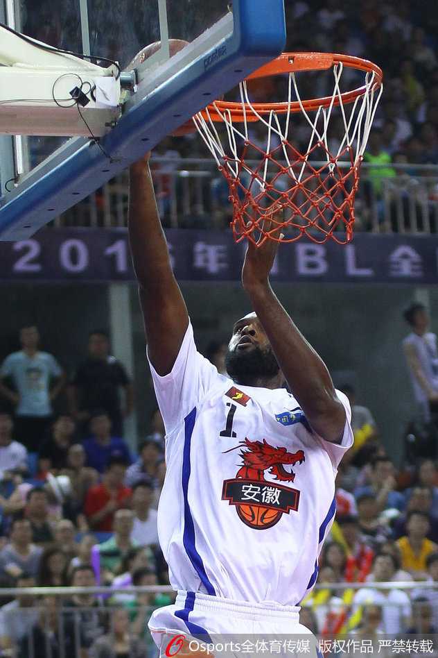 球员在三分线外张手命中，皮球在空中划出一道完美的弧线，应声入网。