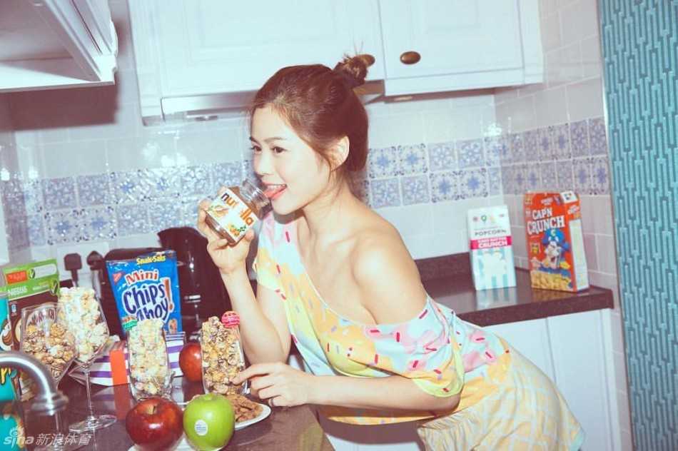 球场上她舒展身姿，长腿跃起，动作流畅如流川枫附体