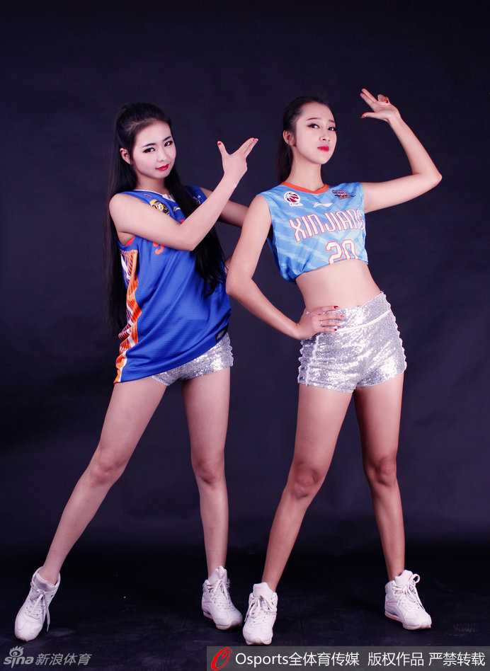 新疆队宝贝反客为主，一把将对手推倒在沙发上，她双手叉腰，凹凸有致的身材曲线在阳光下显得格外惹眼。