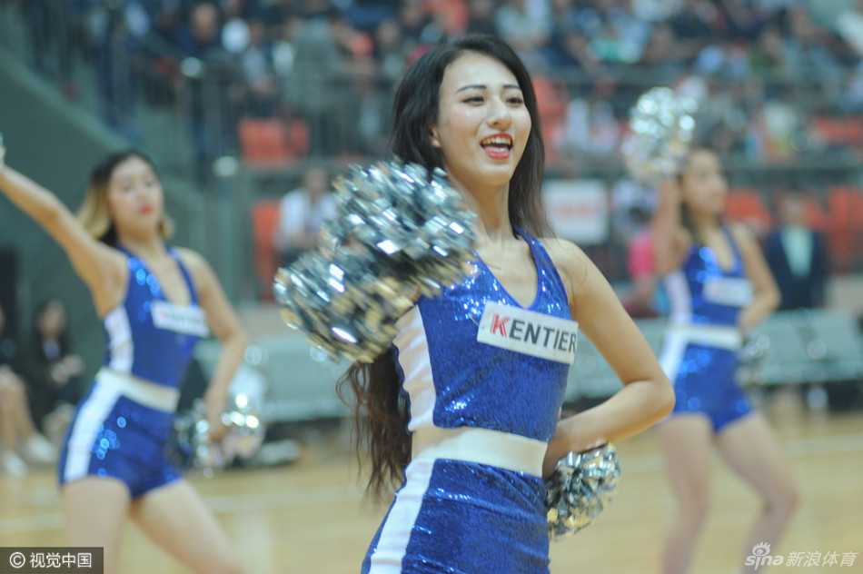 伴随强劲鼓点，篮球宝贝们跃入球场中央，用充满爆发力的舞姿瞬间点燃全场激情。