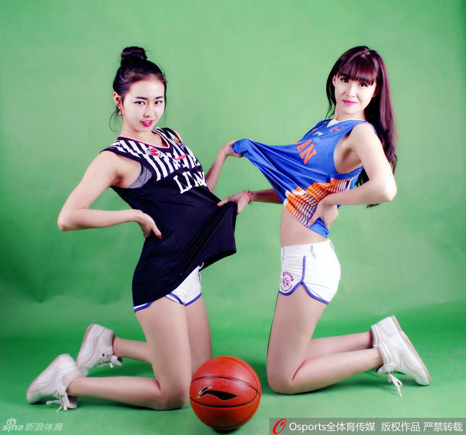 侧身回眸，星光熠熠，宝贝手中的啦啦队彩球仿佛也被她的活力点燃，在空中划出一道绚烂的轨迹，与她的笑容交相辉映。