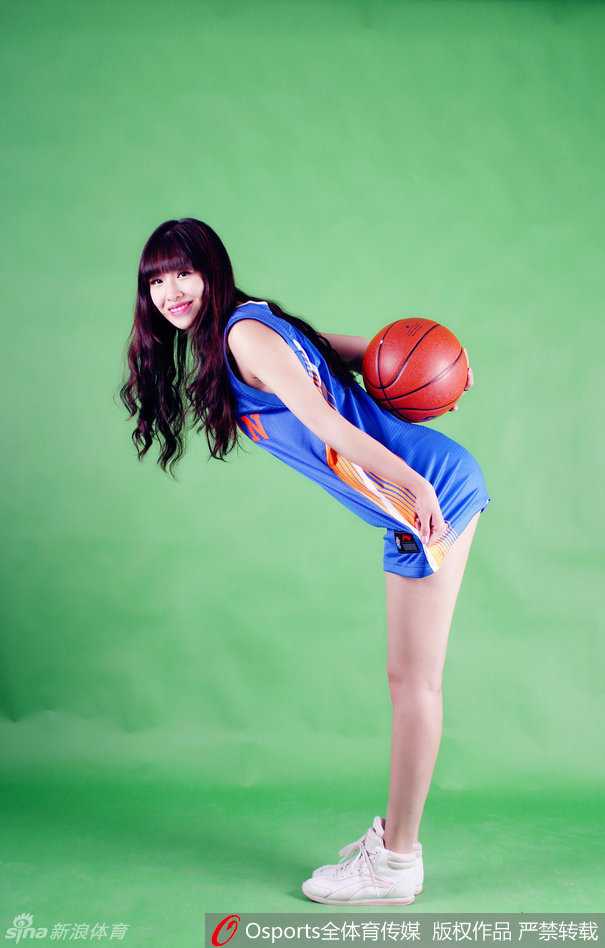 午后阳光洒在木地板上，两位篮球宝贝相视一笑，指尖轻触球衣，眼神中既有竞争的挑衅也有友谊的默契。