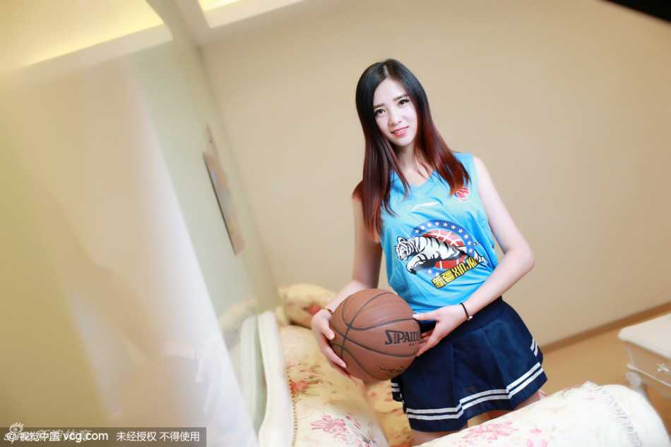 夕阳的余晖洒在体育馆内，几位篮球宝贝坐在场边休息，背影拉得很长。学生裙与篮球场地板形成柔和的画面，安静而美好，仿佛诉说着一天训练与表演后的充实与宁静。