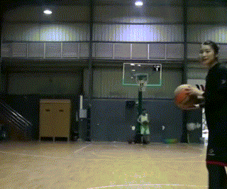 犹如黑曼巴附体，专注的眼神与紧咬的衣角，宣告着接管比赛的决心