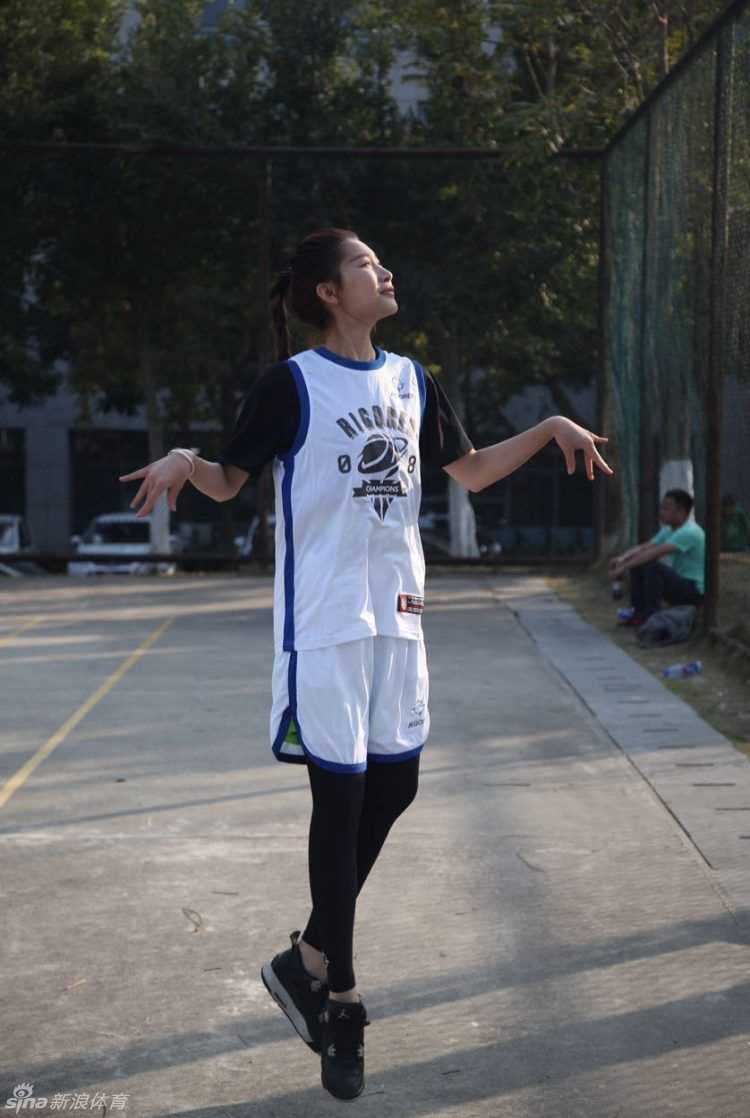 健身房里挥汗如雨，核心力量的每一分增长，都是球场上起跳与对抗的坚实保障