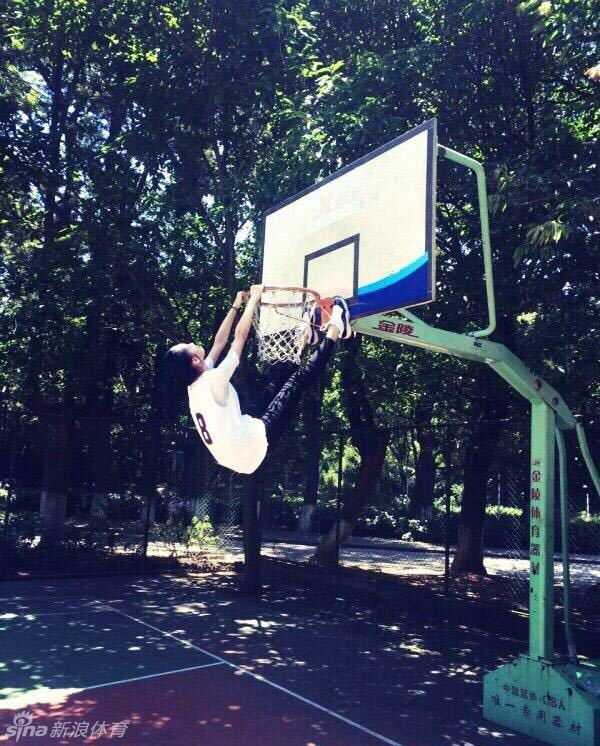 苦练投篮间隙，一个充满童趣的倒立，用核心力量撑起身体，也撑起对运动的热爱