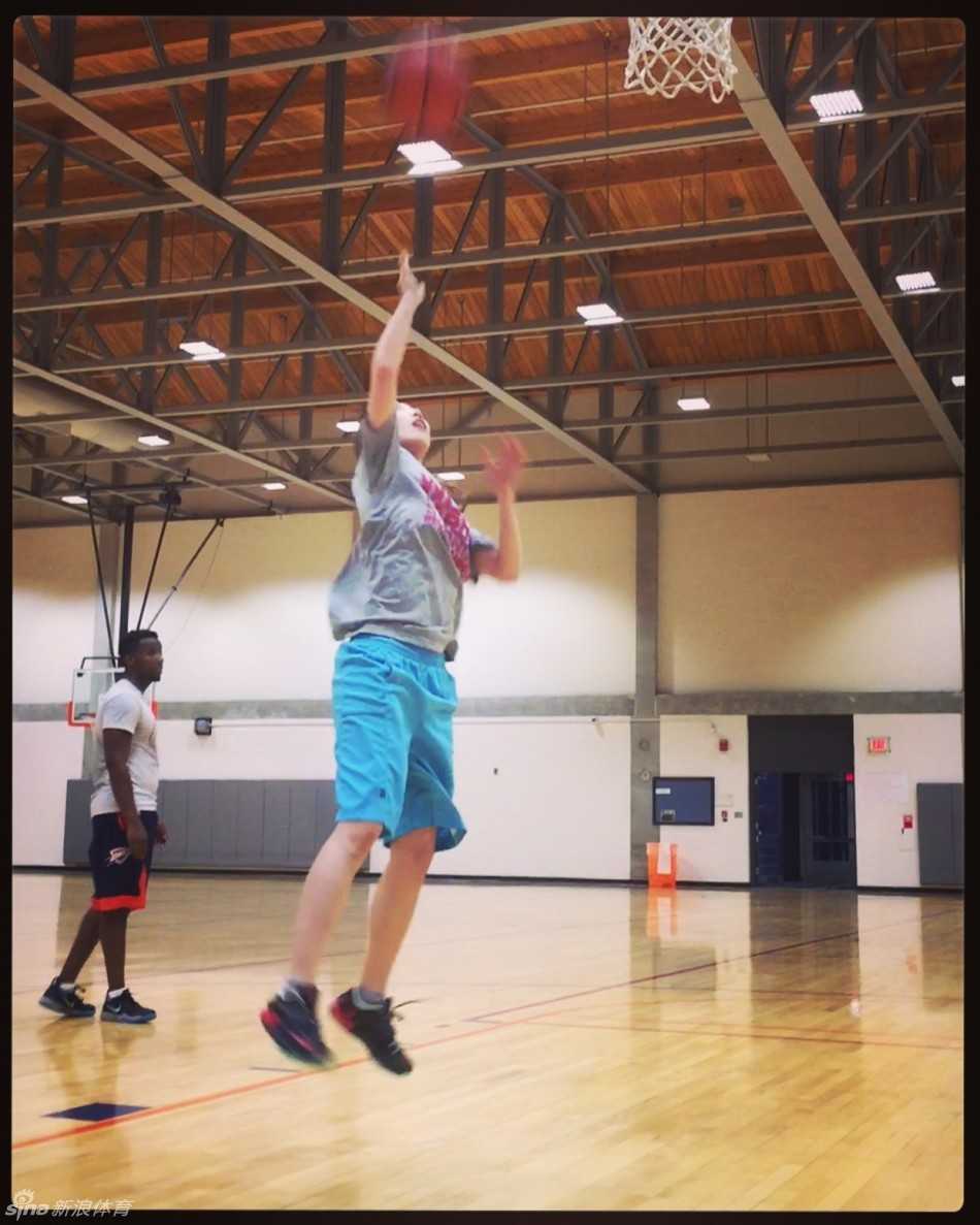 训练结束后，与来自世界各地的球友们聚在一起合影，虽然对着镜头略显羞涩，但并肩作战的情谊早已刻在心里。