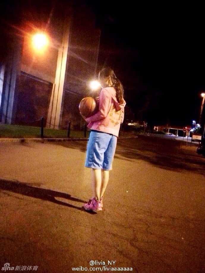 篮下，一记抛投划过空中，这是无数次练习后换来的从容手感，也是得分后的喜悦瞬间。