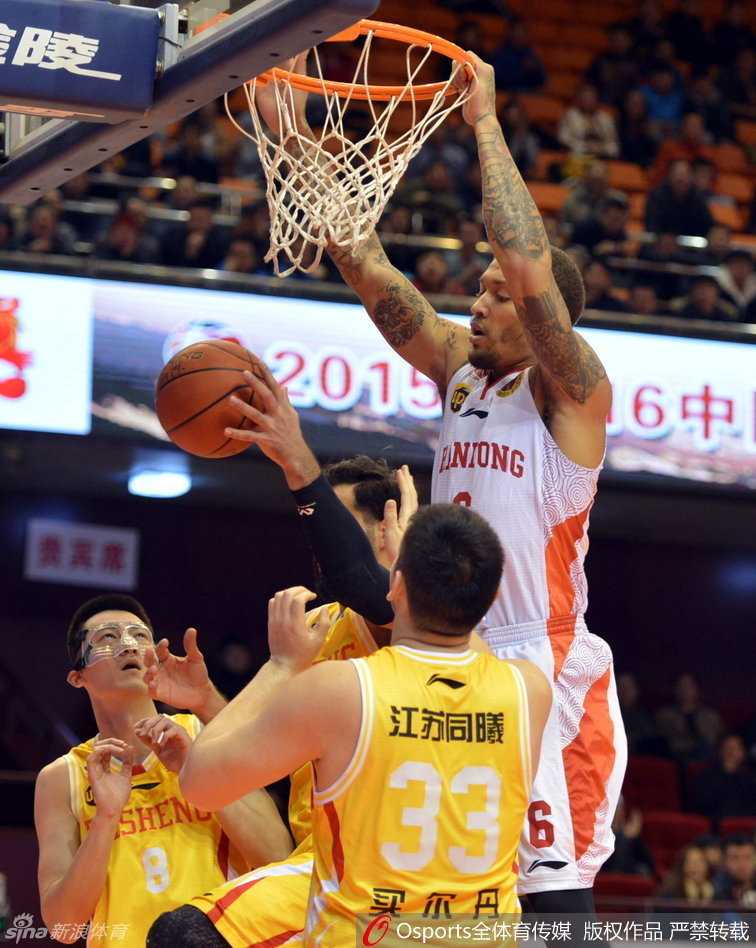 睢冉果断中投出手，篮球划过一道完美的弧线，直奔篮筐而去。