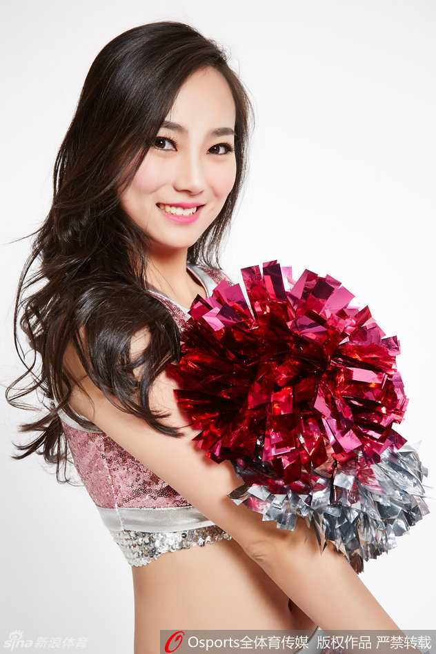 婀娜身姿展露妙曼小蛮腰，清新气质中透出丝丝妩媚