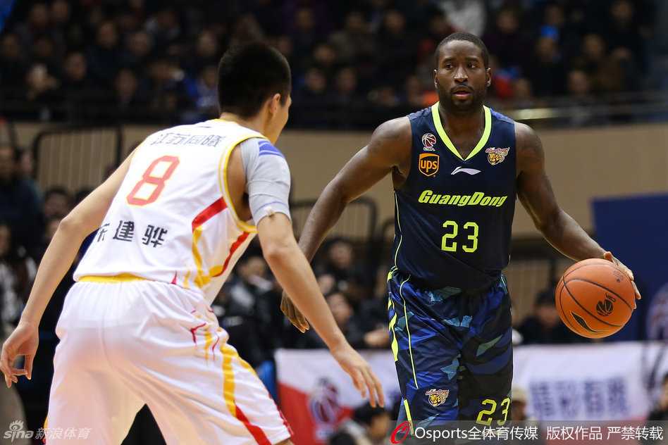 卡洛斯-布泽尔利用丰富的经验在内线背身单打，虽然面对严防，但他依然凭借节奏找到了出手空间。