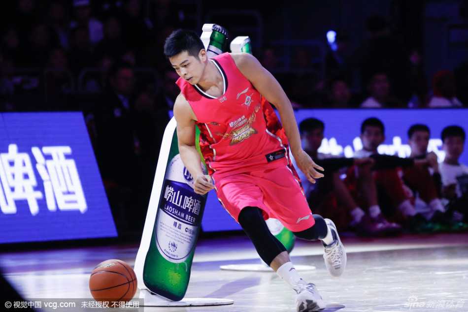 周湛东眼神专注，双手稳稳将球向前推出，这是决定冠军归属的胸前传球环节。他屏息凝神，力求一击必中，不让任何失误浪费来之不易的时间优势。