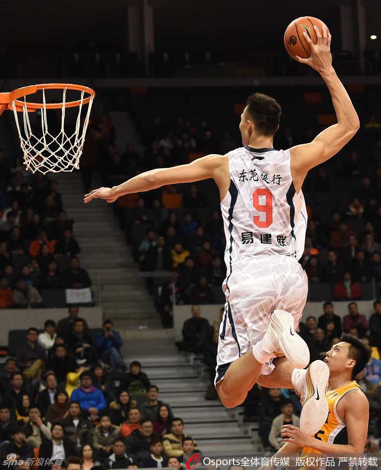 迪奥古眼神中透露着迷离与坚定，面对来势汹汹的富兰克林，他高举双臂筑起铜墙铁壁