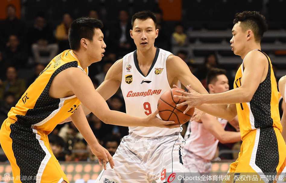 阿联平地惊雷起，面对防守悍将送上单手劈扣，身旁的迪奥古已然准备转身庆祝