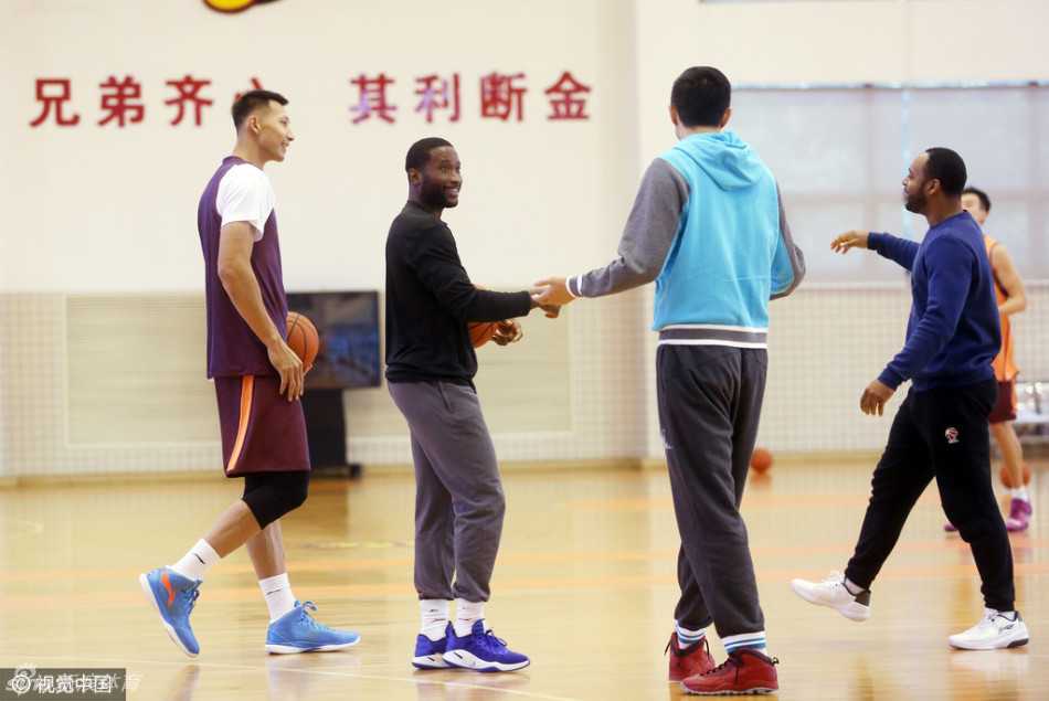 训练馆全景，球员们散落在场地各处，或运球、或卡位、或交流，空气中弥漫着汗水与橡胶摩擦的气味，一幅众志成城的备战画卷徐徐展开。