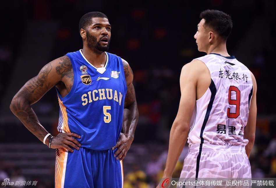 约什·史密斯高高跃起，如同排球扣杀一般，将布泽尔的出手投篮狠狠地扇飞出场外，这一幕让现场球迷惊呼不已。