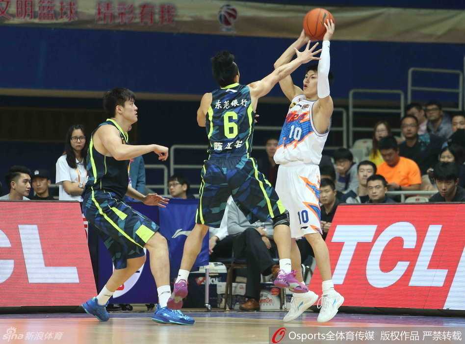 高尚持球突破，面对防守悍将的封盖，在空中调整姿势，试图完成一次关键的上篮。