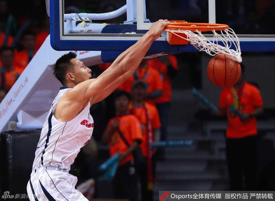 阿联在对方内线群中高高跃起，以一记势大力沉的单手劈扣点燃全场，面对李慕豪与沈梓捷的高度，他依旧无所畏惧。