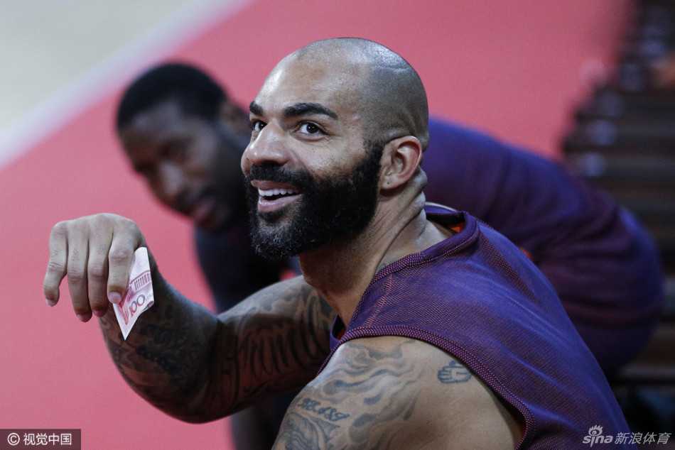 手握厚厚一沓现金，外援布泽尔在队内奖励环节中露出标志性的笑容，仿佛在说新赛季要用实力兑现每一分价值。